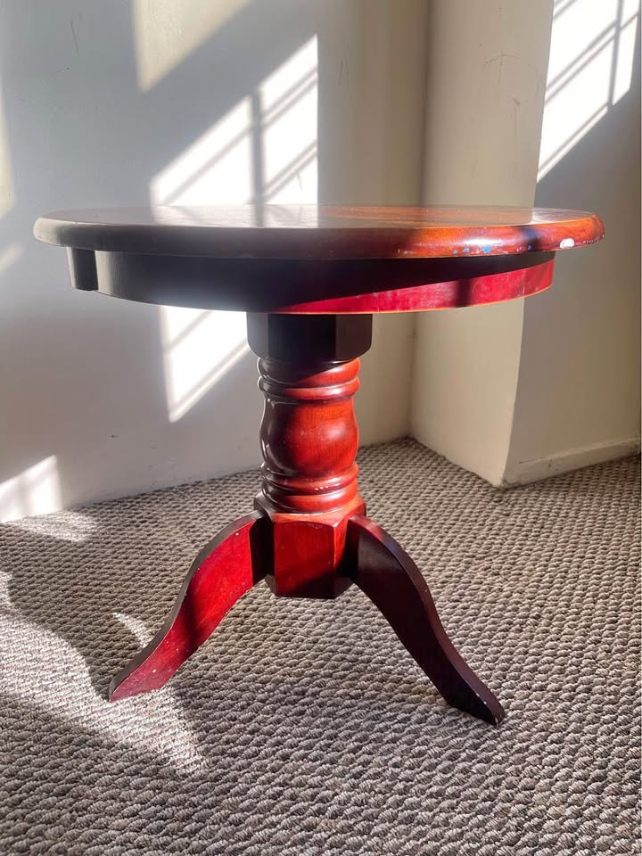 Round Wooden Accent Table – Classic Cherry Finish