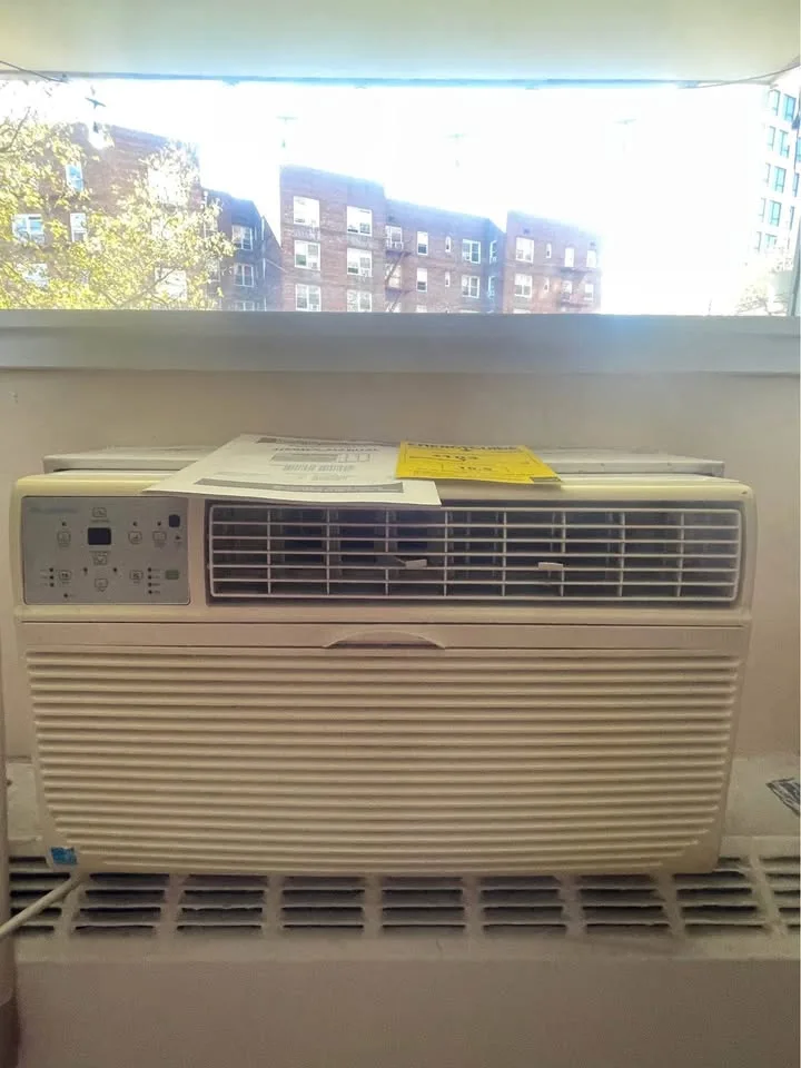 ❄️ Gently Used Wall Unit AC – Blows Cold Air! image indicator(2)