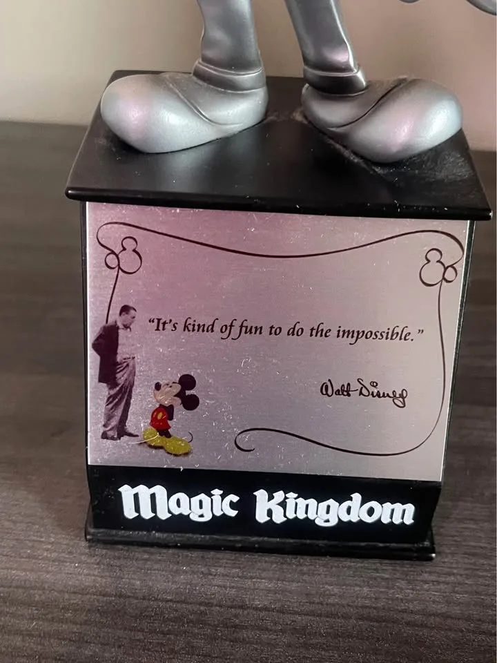 Disney “Magic Kingdom” Mickey Statue image indicator(2)