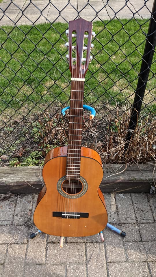 $170 J. Reynolds 3/4 Classical Guitar - photo 2