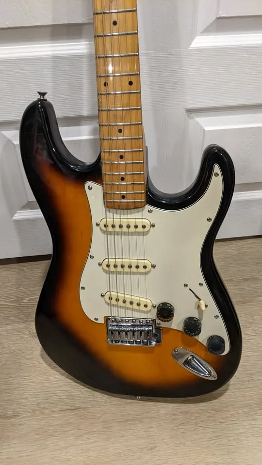 $220 Lyon Stratocaster Electric Guitar - Sunburst image indicator(3)