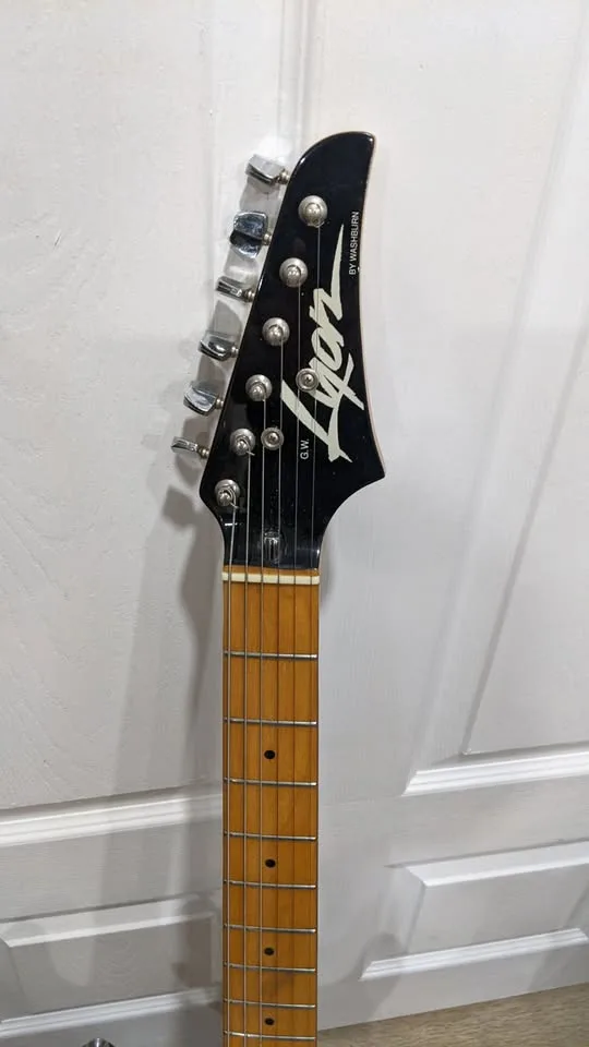 $220 Lyon Stratocaster Electric Guitar - Sunburst image indicator(4)