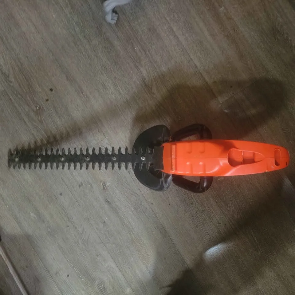 BLACK & DECKER 18 inch Hedge Trimmer in Excellent Condition!
