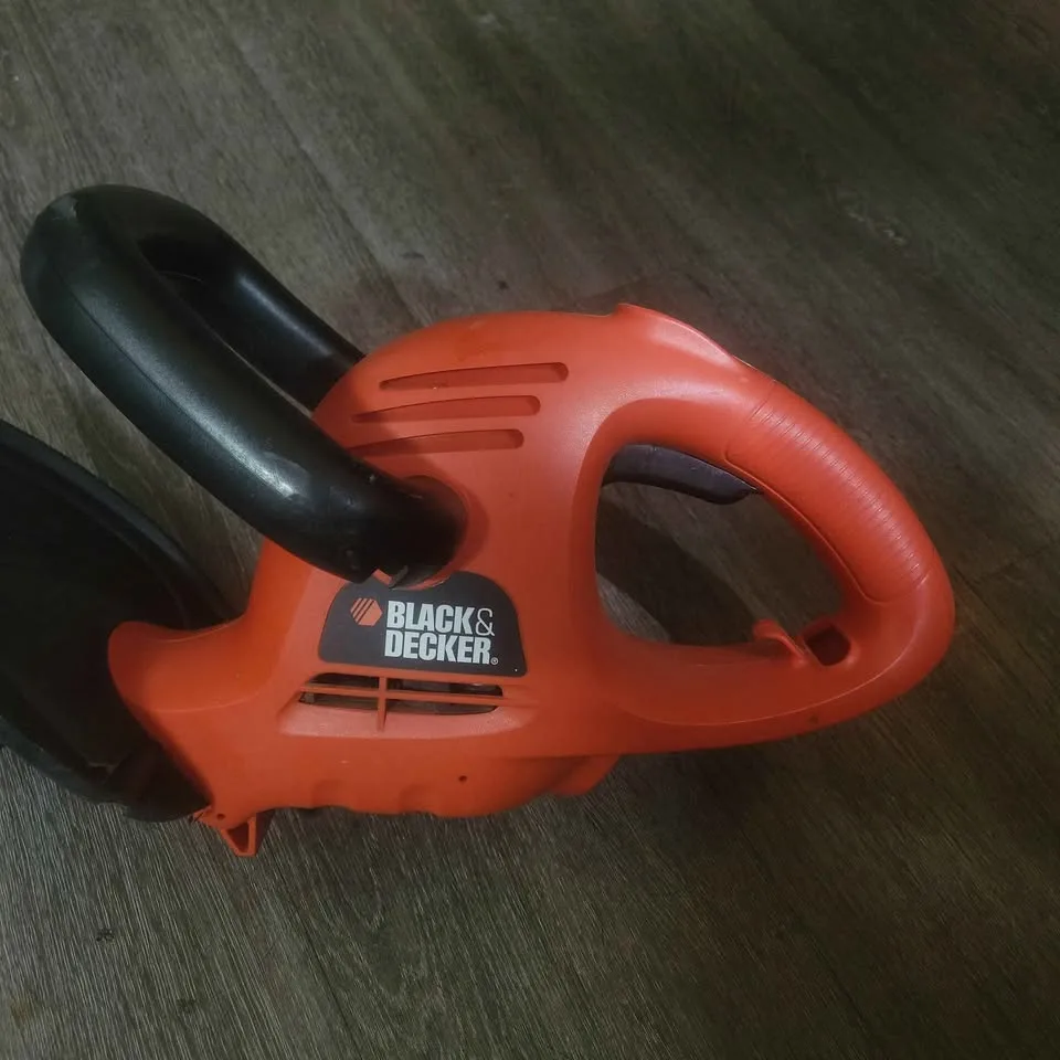 BLACK & DECKER 18 inch Hedge Trimmer in Excellent Condition! image indicator(2)