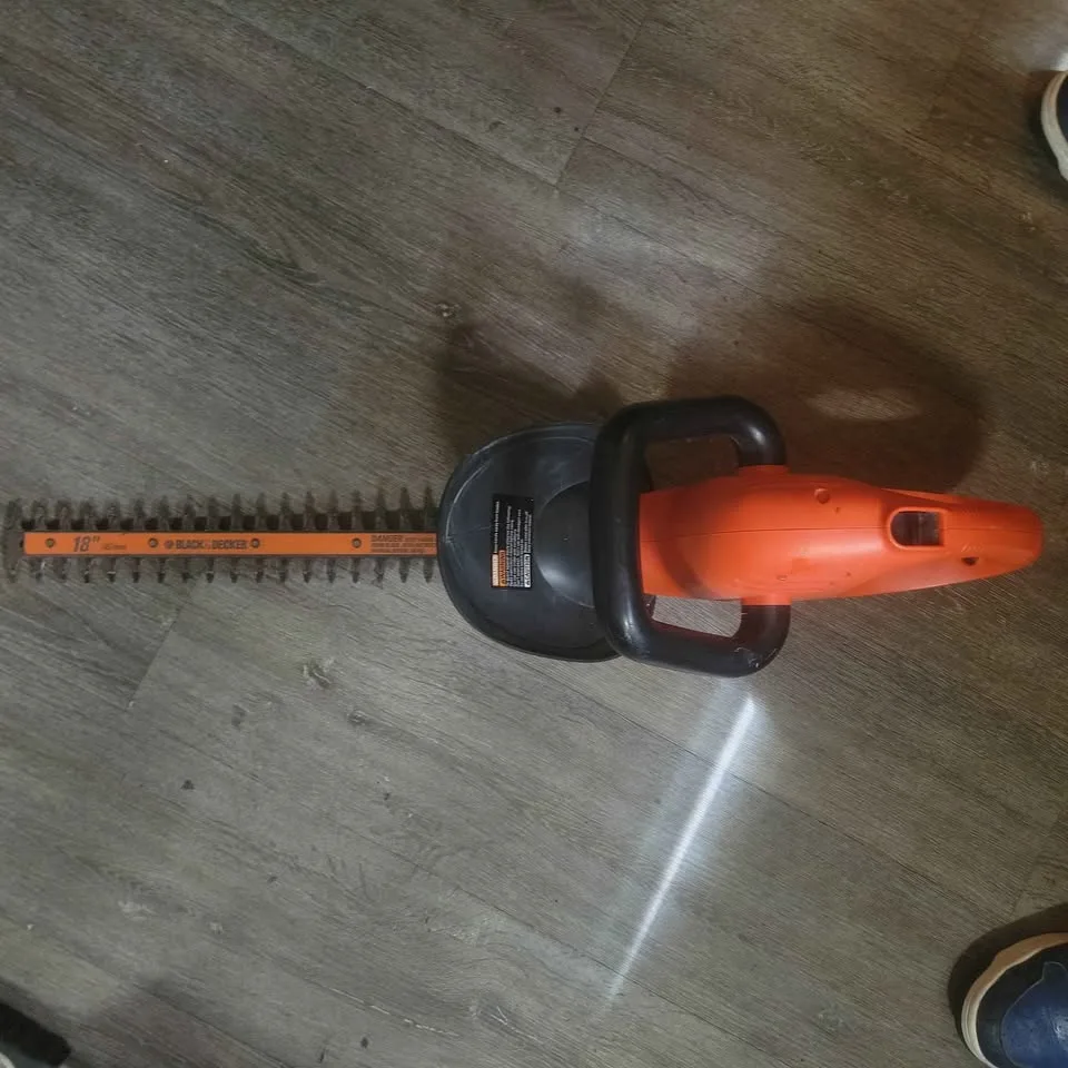 BLACK & DECKER 18 inch Hedge Trimmer in Excellent Condition! image indicator(4)