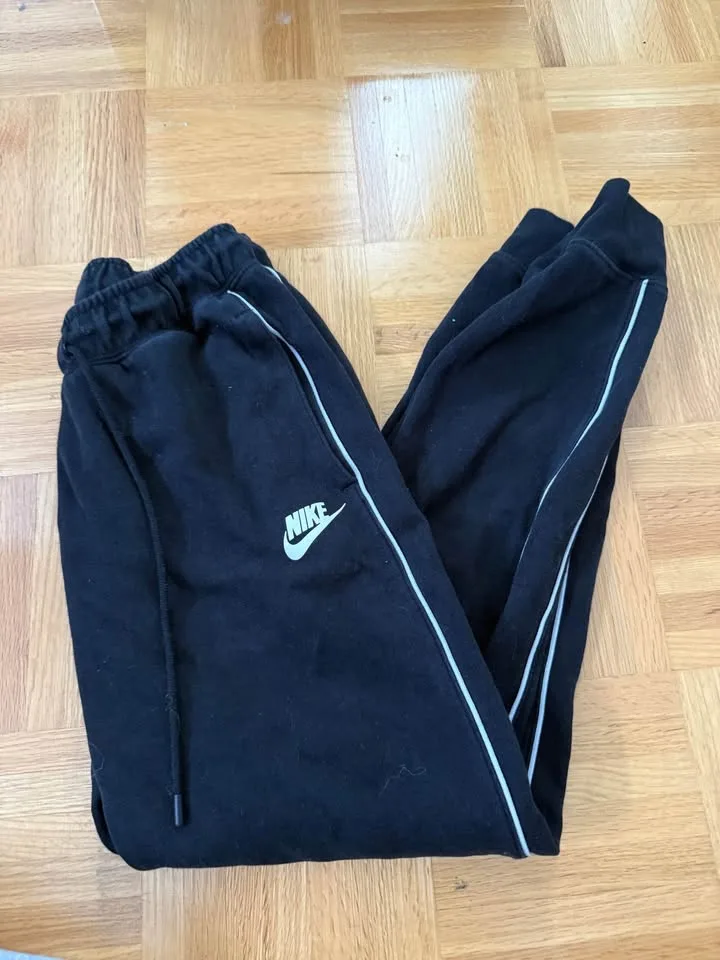 Women’s lined nike sweatpants (size XS) image indicator(2)