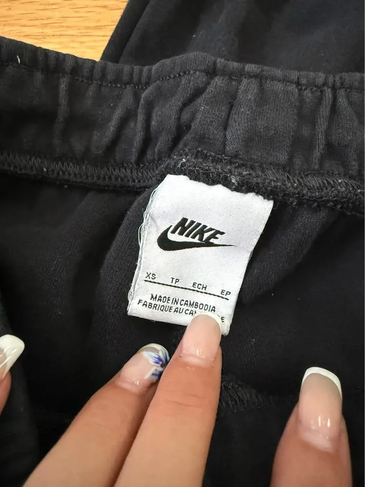 Women’s lined nike sweatpants (size XS) image indicator(3)