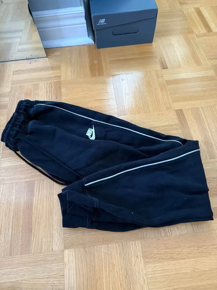 Women’s lined nike sweatpants (size XS) image indicator(4)