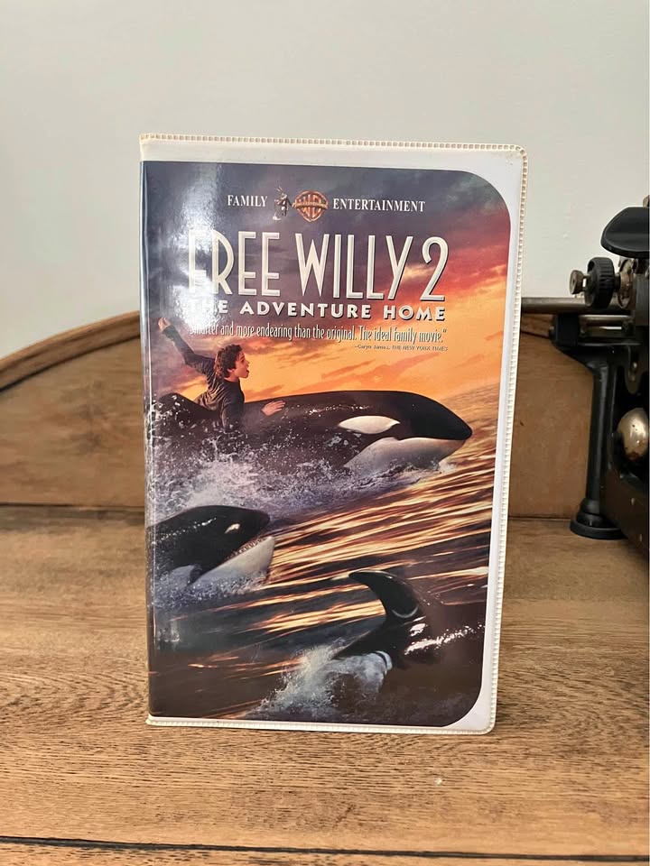 Free Willy 2 VHS Tape
