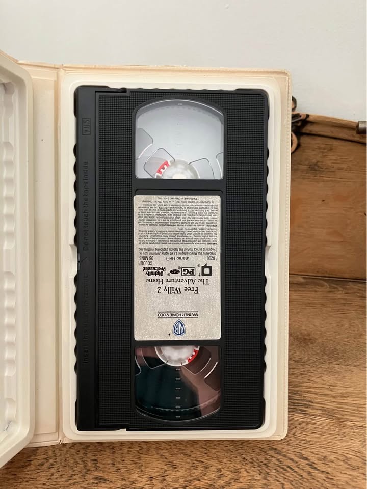 Free Willy 2 VHS Tape - photo 2