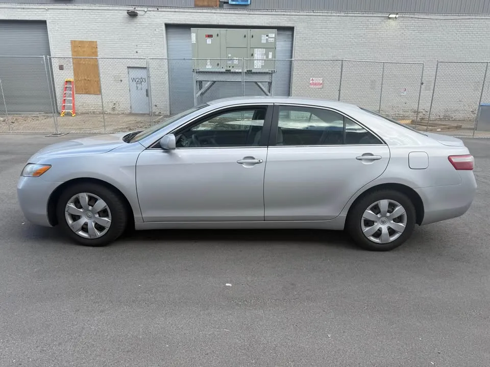 2009 Toyota Camry · LE image indicator(3)