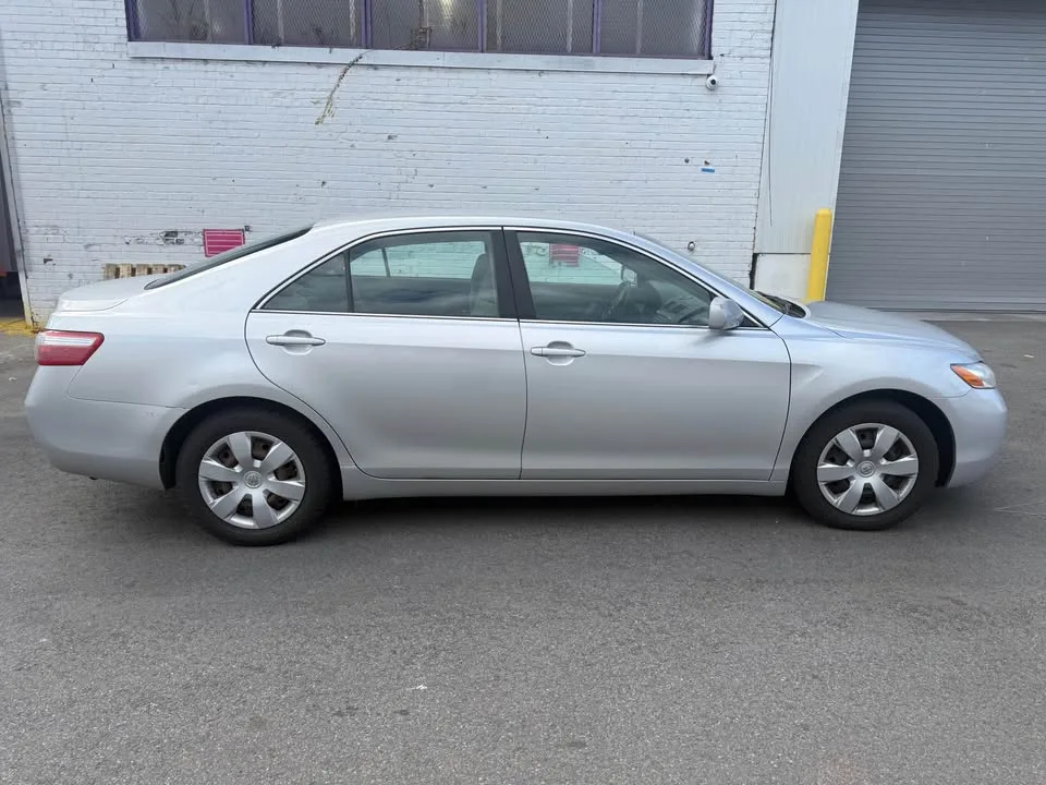 2009 Toyota Camry · LE image indicator(7)