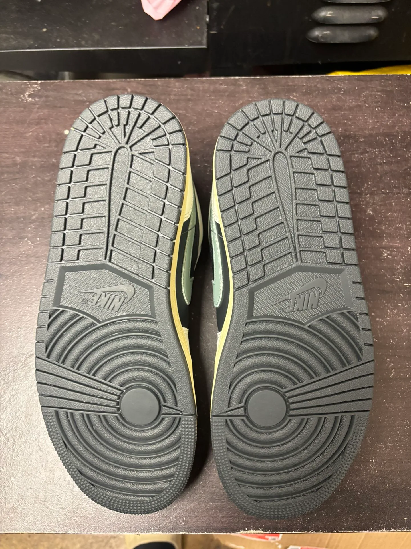 Air Jordan 1 Low Jade Smoke image indicator(3)