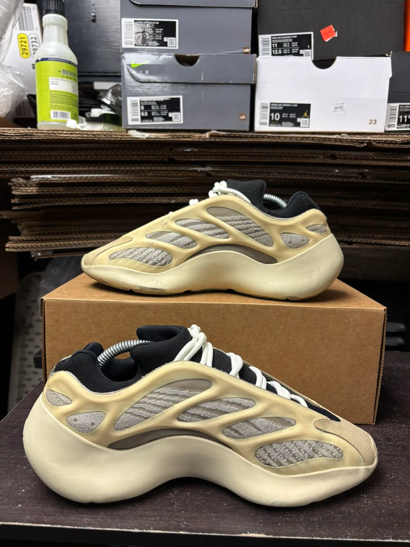 Adidas Yeezy 700 Azel image indicator(5)