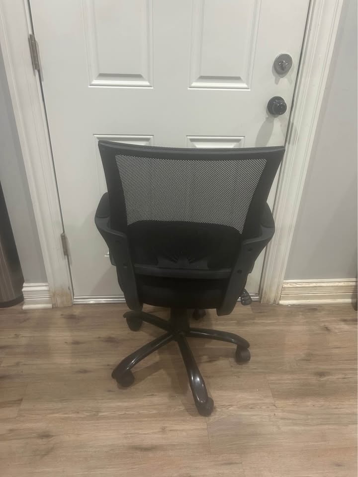 Black Office Chair – New Condition - photo 3