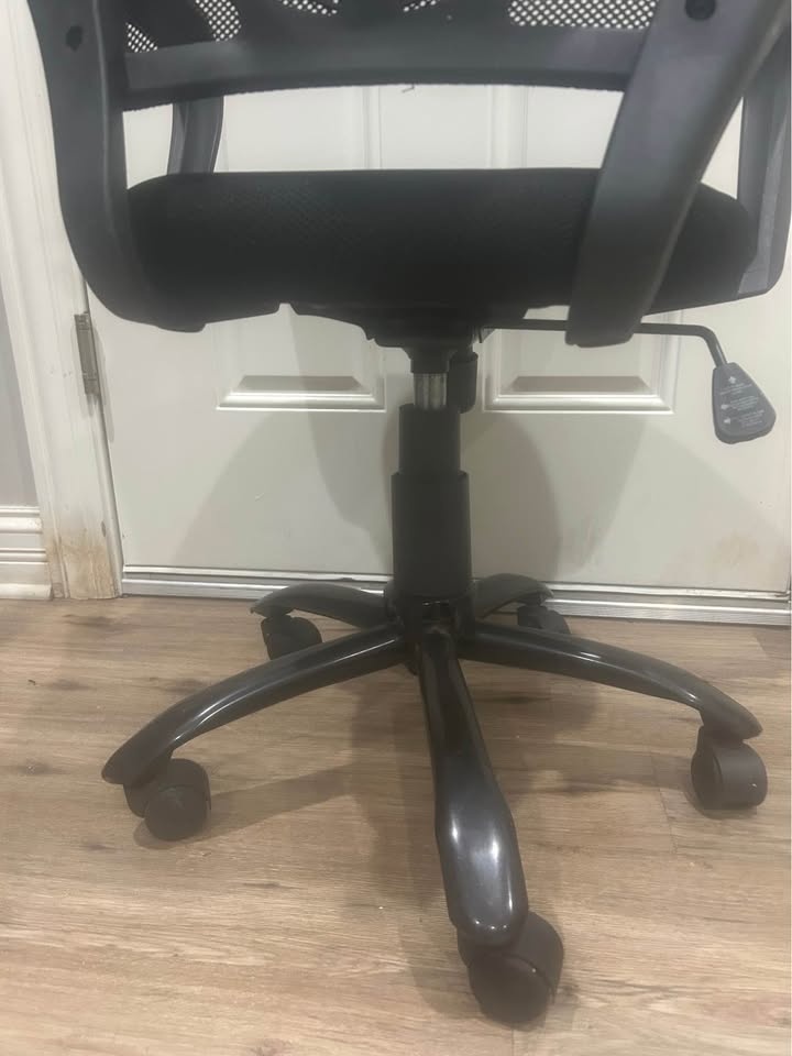 Black Office Chair – New Condition - photo 4