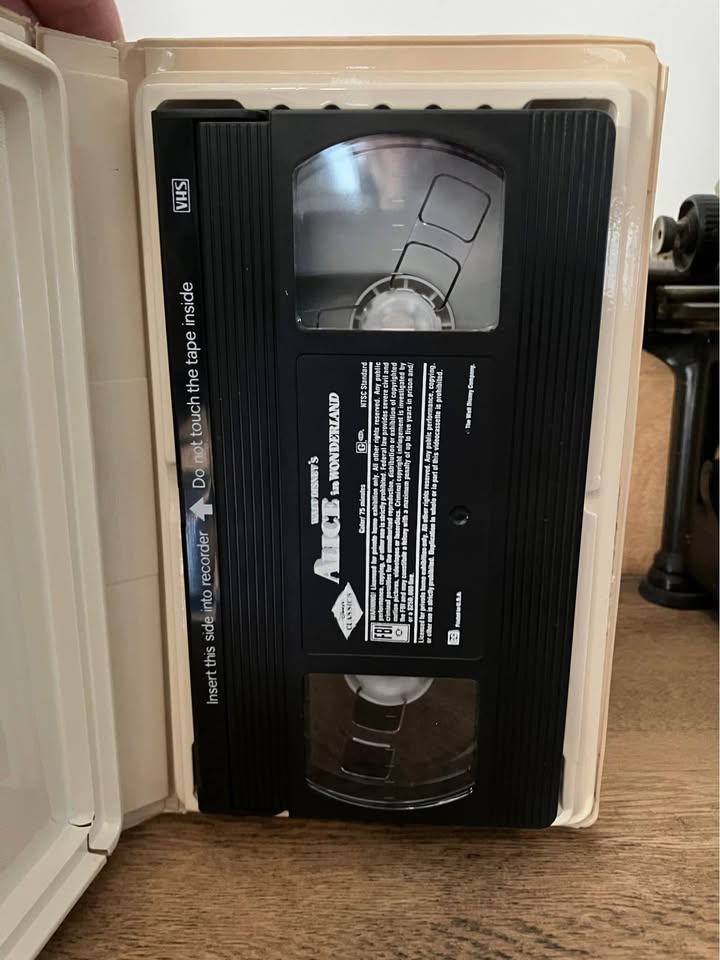 Walt Disney's Alice in Wonderland VHS - photo 2