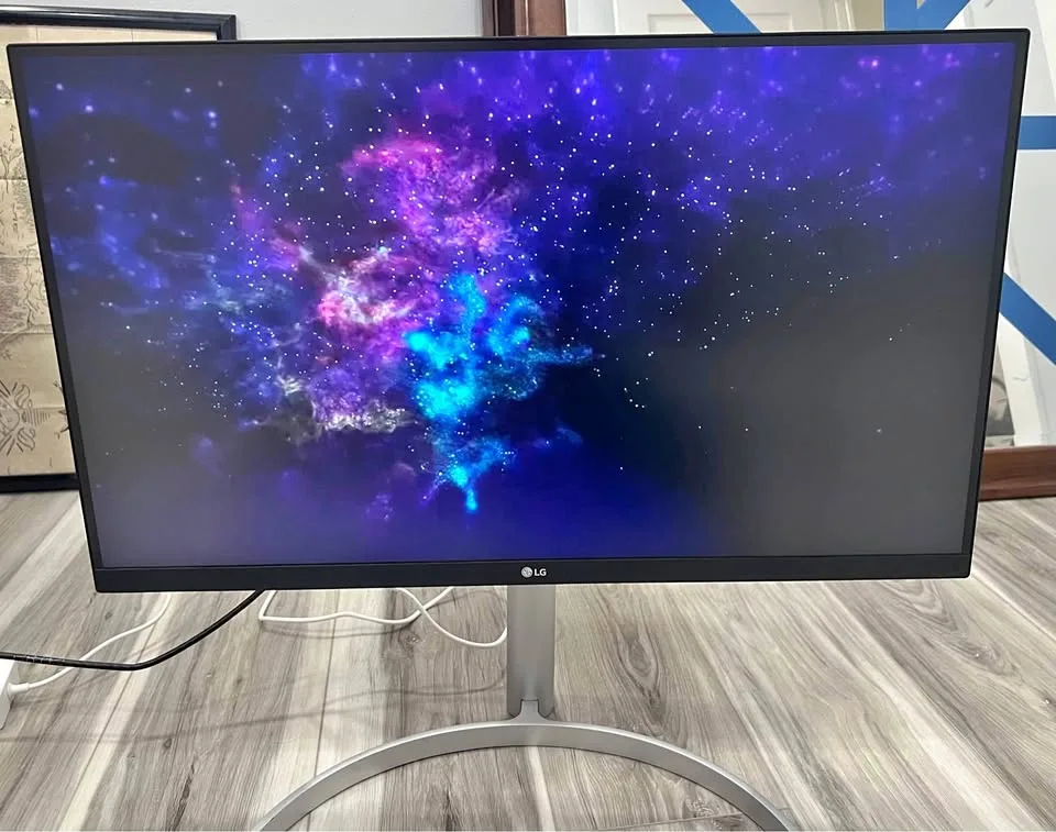 Monitor 4k LG UltraFine UHD 27UN850-W with speakers