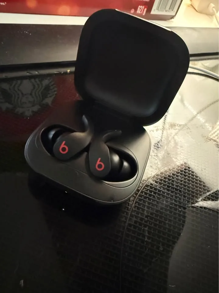 Brand new Beats fit pros image indicator(2)