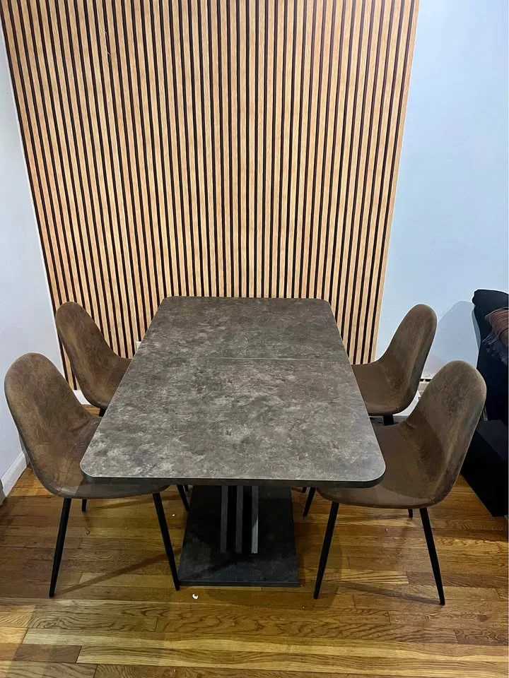 Expandable dining table