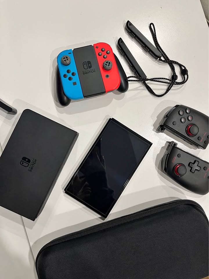 Nintendo Switch + Case