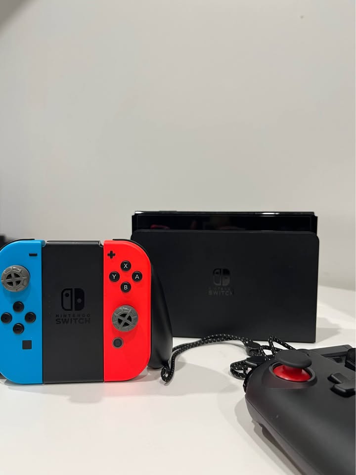 Nintendo Switch + Case - photo 2
