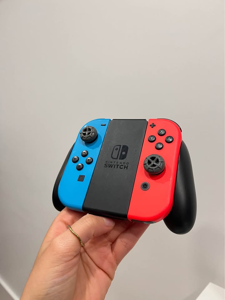 Nintendo Switch + Case - photo 3