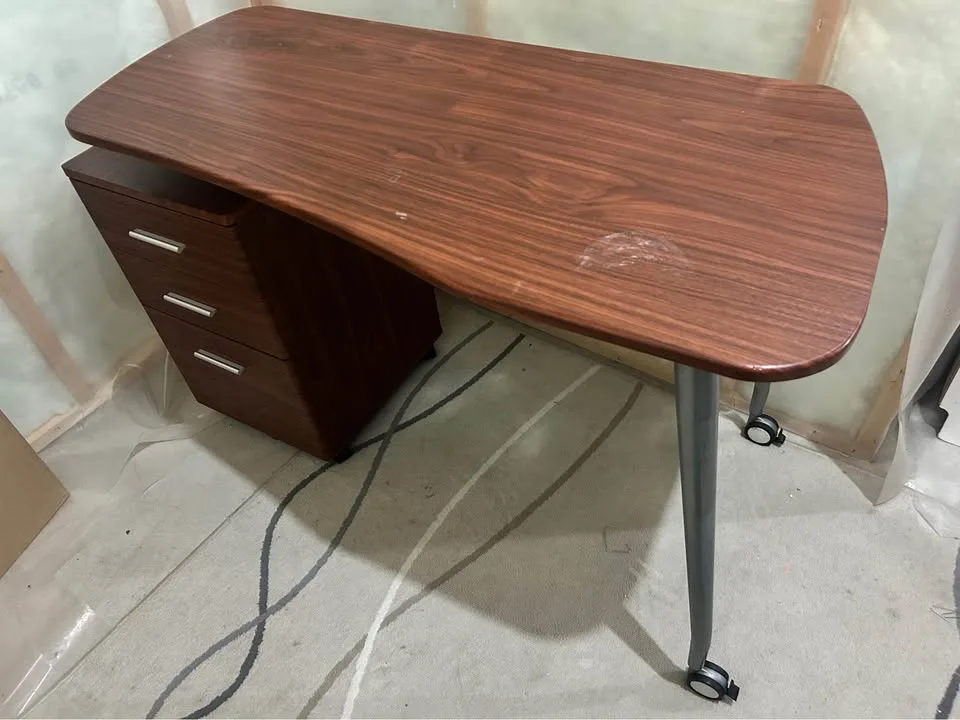 Desk with 3 drawers image indicator(4)