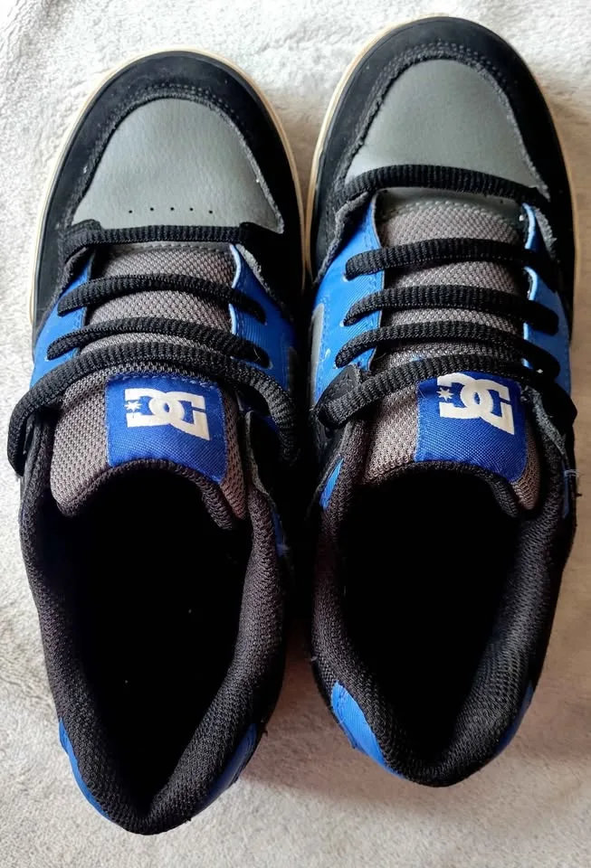 DC kids size 3.5 Skate Shoes like new image indicator(2)