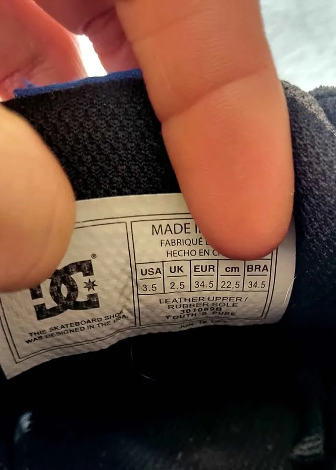 DC kids size 3.5 Skate Shoes like new image indicator(4)