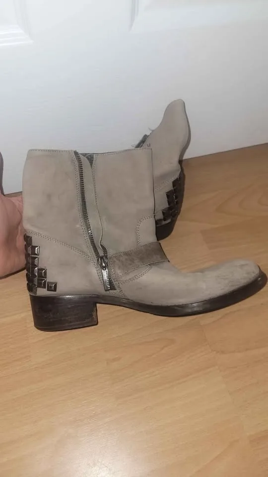 Studded Real Leather Boots Size 8 image indicator(3)