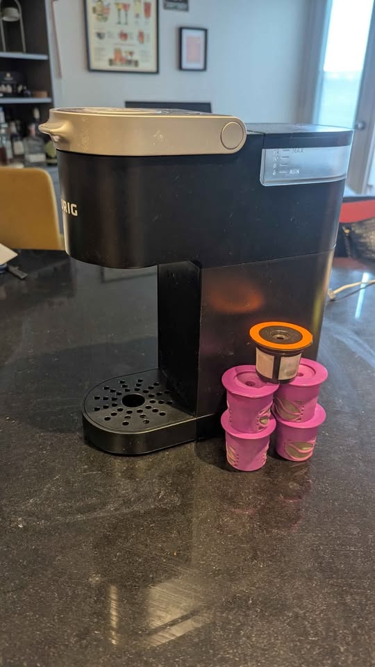 Keurig mini with reusable coffee pods - photo 2