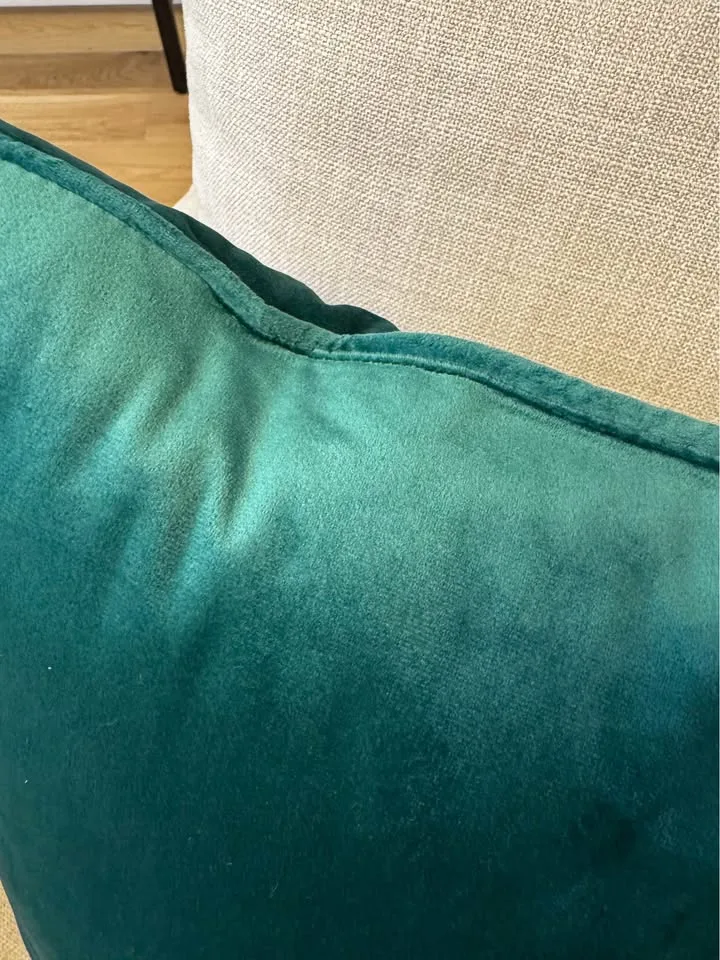 Velvet throw pillow image indicator(2)