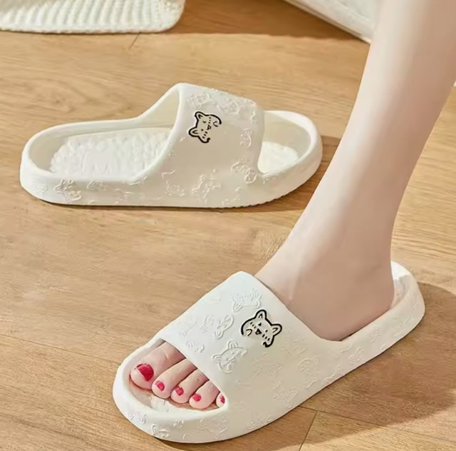 Summer slippers! Size 8