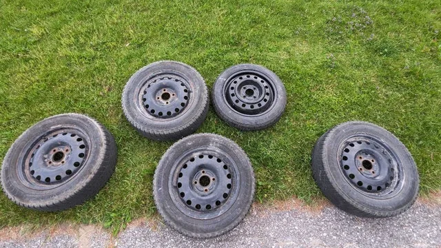 195/65/R15 SNOW TIRES with rims! image indicator(5)