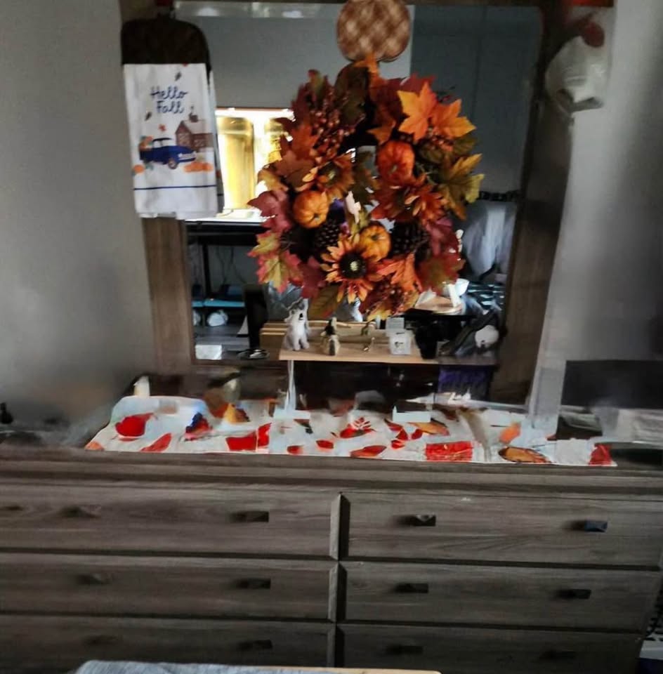 Queen Bedroom Set - photo 2
