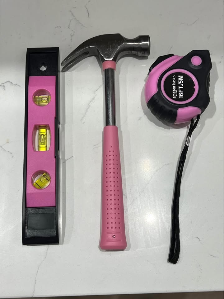 Pink Tools: leveler, hammer, measuring tape - photo 2
