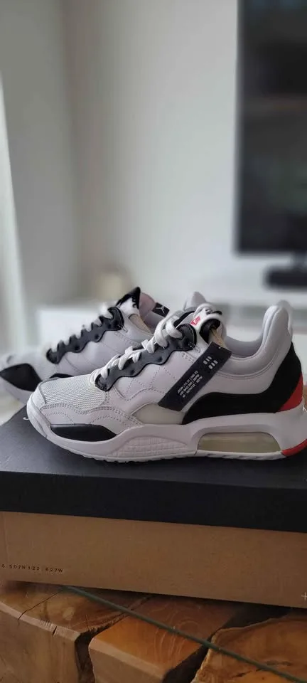 Jordan m2 NWT size 8 men image indicator(7)