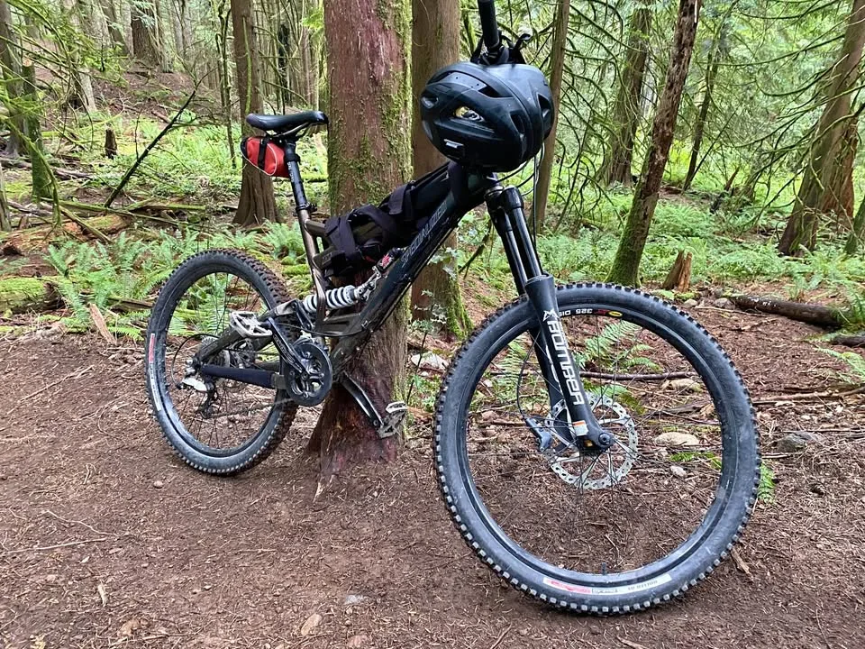 Specialized dowhill bike (+possibility to get protection pads an