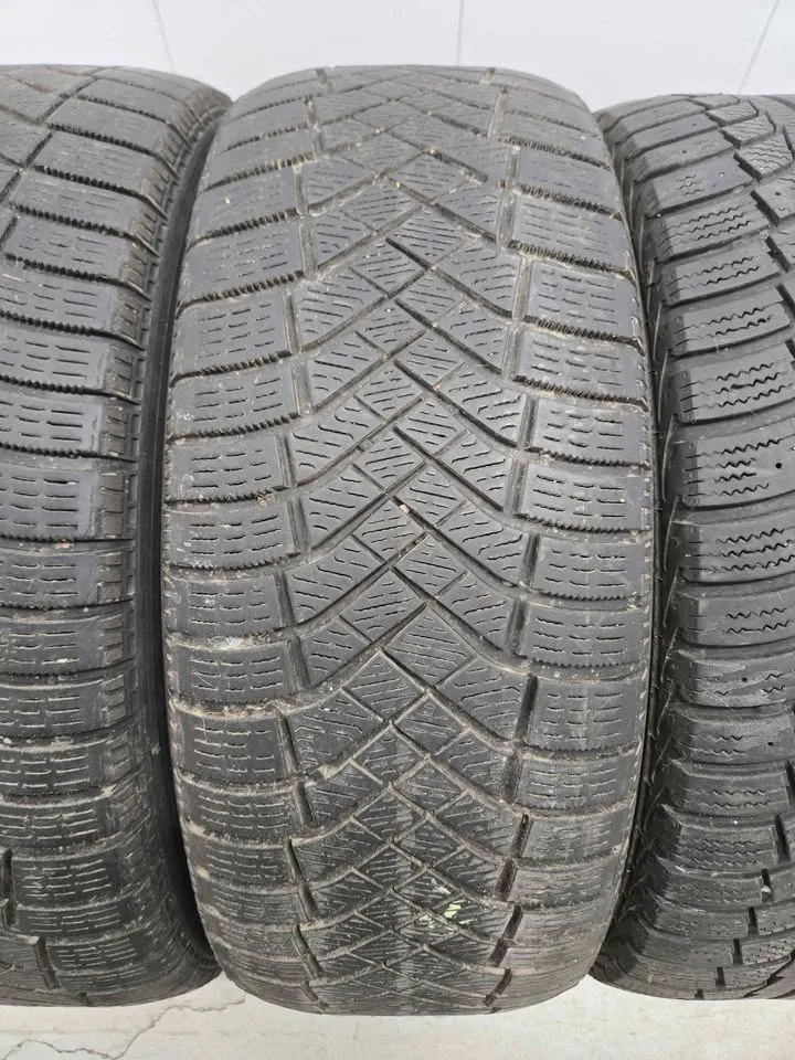 Winter Tire Set- 215/60R16 image indicator(3)