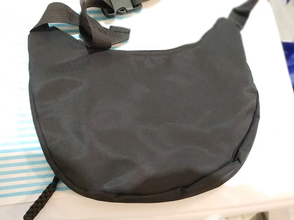 Brand New Lightweight Black Sling Bag image indicator(3)