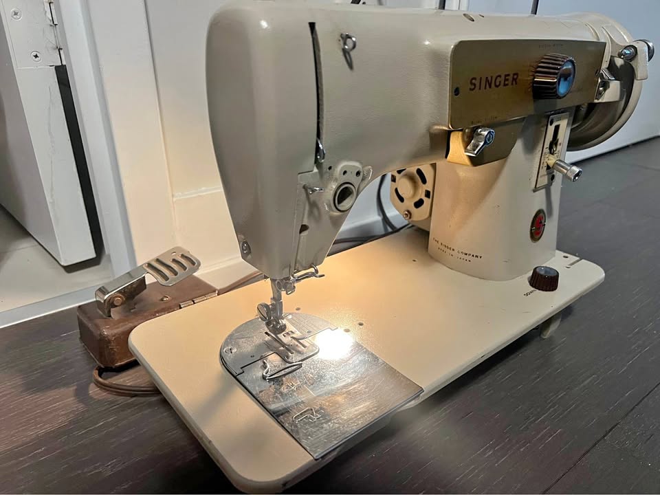 Singer 223 Sewing Machine for Parts. READ DESCRIPTION