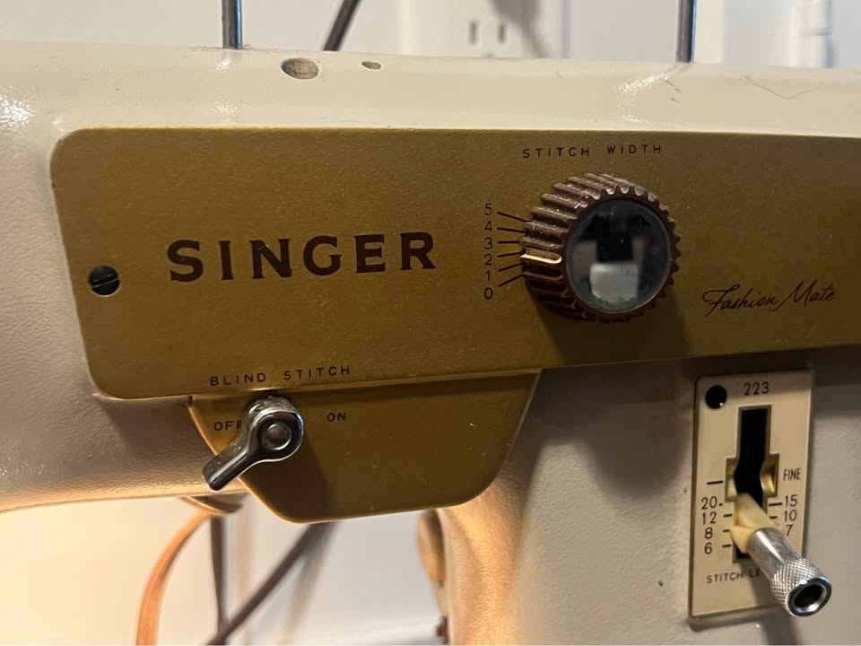 Singer 223 Sewing Machine for Parts. READ DESCRIPTION - photo 3