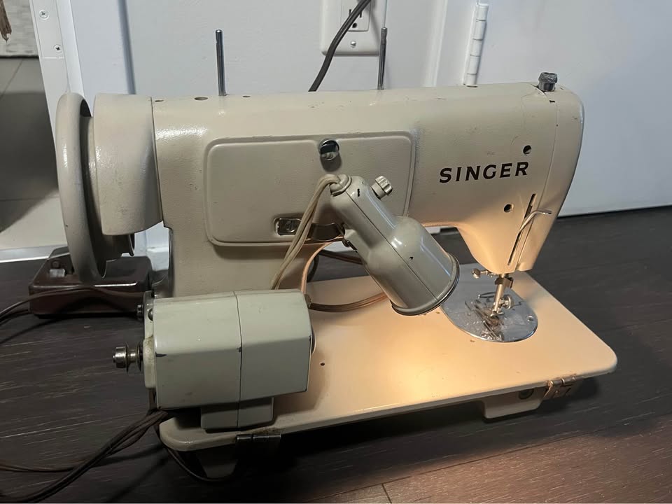 Singer 223 Sewing Machine for Parts. READ DESCRIPTION - photo 5