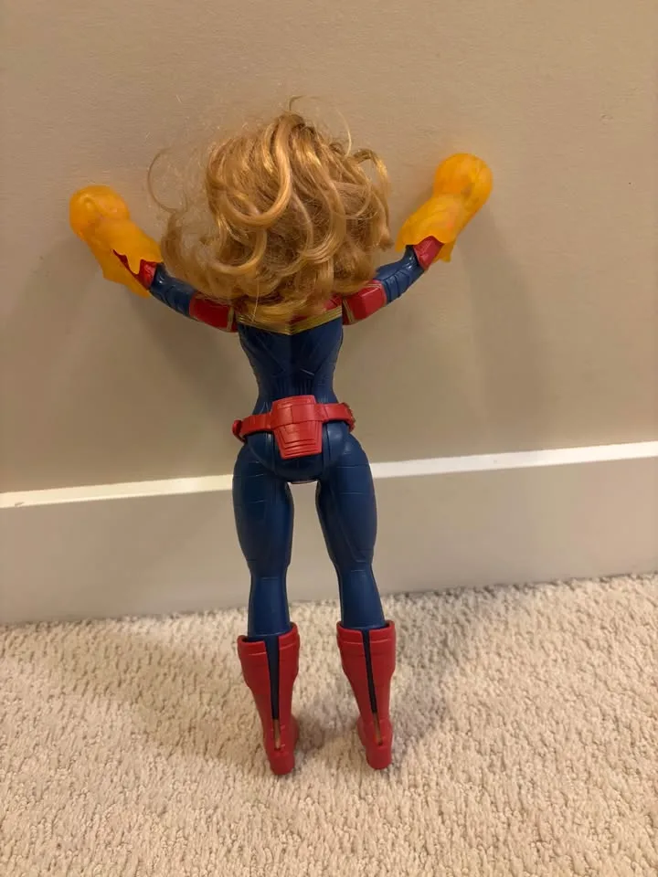 Captain Marvel figure image indicator(3)