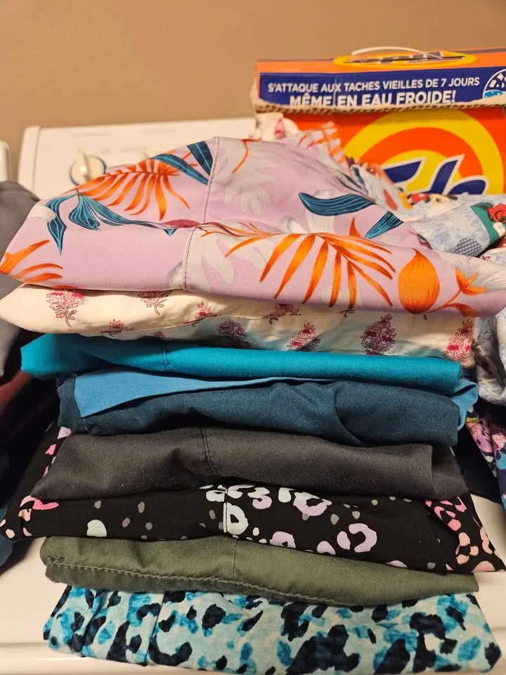 Womens scrubs small and medium image indicator(2)