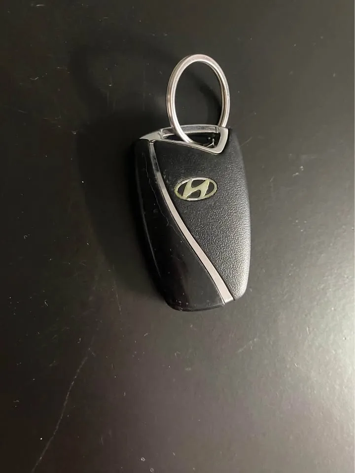 Hyundai key fob for 2015-2016 Hyundai genesis for sell image indicator(2)
