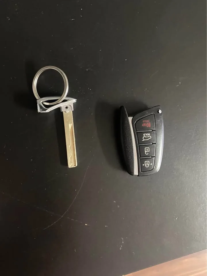 Hyundai key fob for 2015-2016 Hyundai genesis for sell image indicator(3)