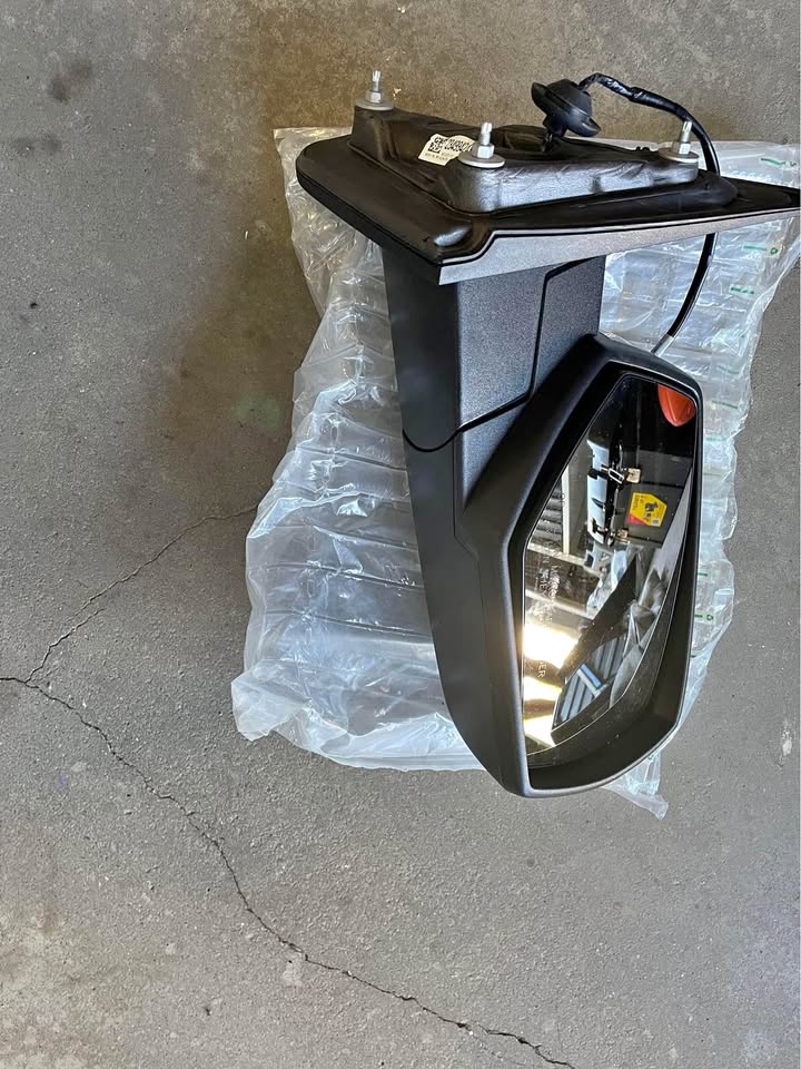 2014-2018 chevy Silverado/gmc sierra side mirror for sell