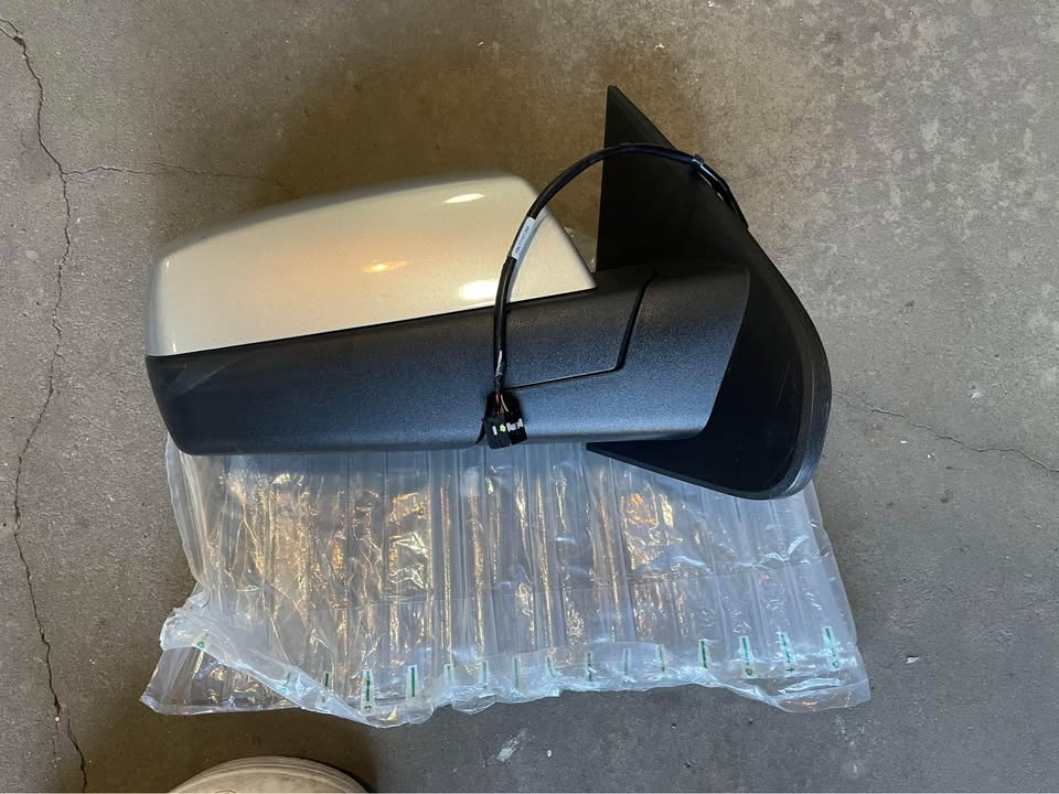 2014-2018 chevy Silverado/gmc sierra side mirror for sell - photo 3